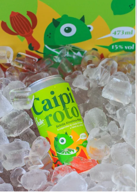 Fotografia comercial da bebida Le Mule Caipirinha em composição com gelo